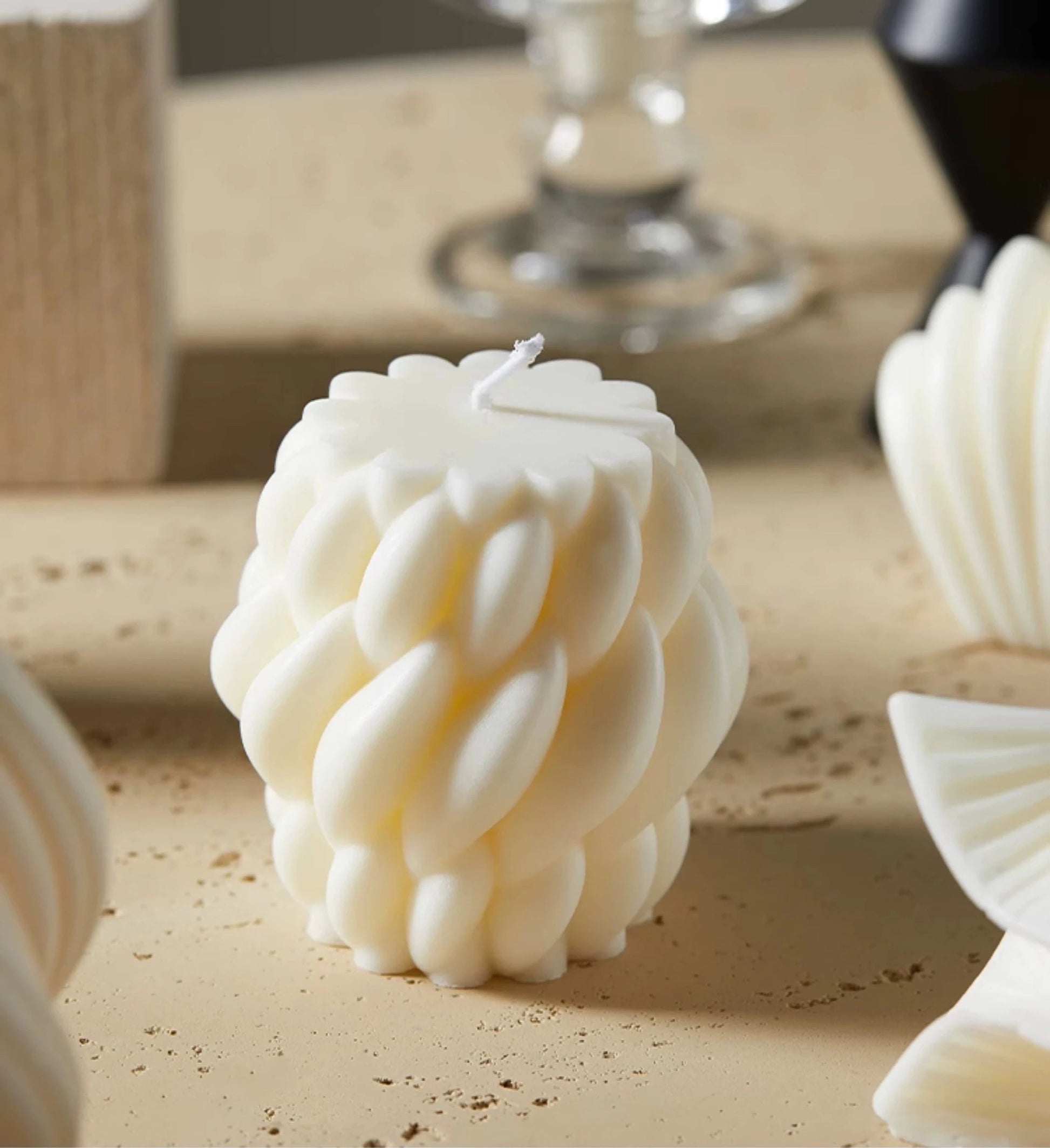 Bougie artisanale naturelle parfumée aesthetic à la Rose MINHBATTI
