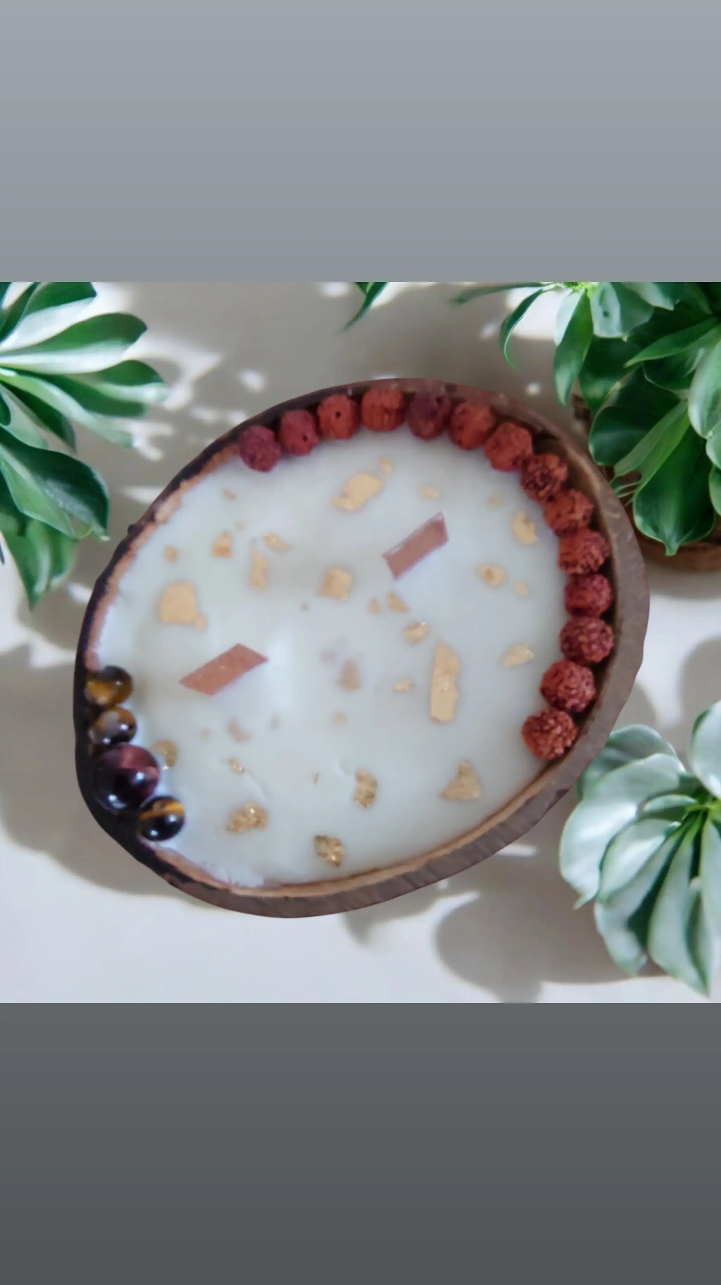 Bougie pierres de rudraksha et oeils de tigre, fleurs de cerisier et encens d'Oliban.